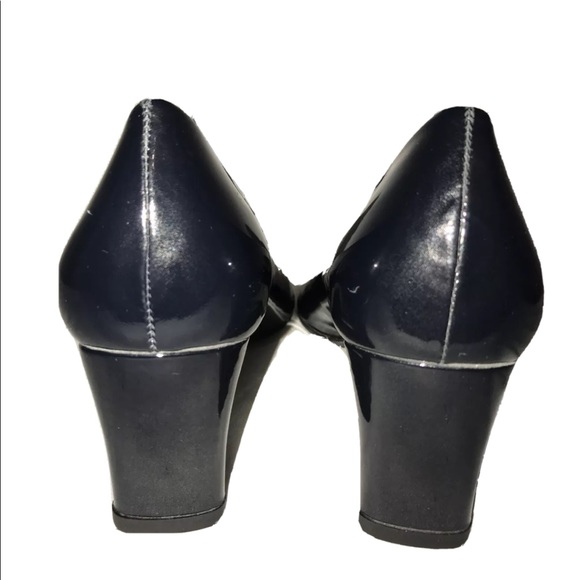 Stuart Weizman midnight blue pumps. - Picture 4 of 7